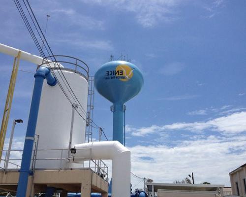 Bright blue Venice water tower against a bright blue sky